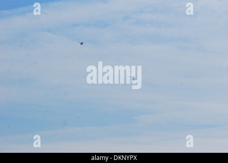 Ein paar der AH-64 Apache Hubschrauber vom 2. Bataillon (Angriff), 10. Combat Aviation Brigade, Task Force Knighthawk, fährt vorwärts operative Basis Schaft, Afghanistan, Dez. 4, eine Sicherheits- und Aufklärungsmission über Logar Provinz durchzuführen. Stockfoto