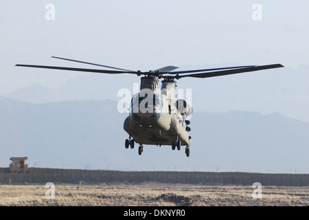 Eine CH-47F Chinook-Hubschrauber von Firma B, 3. Bataillon (allgemeiner Support), 10. Combat Aviation Brigade, Task Force Knighthawk, Testflug schwebt während der Durchführung einer Wartung am 4 Dezember auf Forward Operating Base Schaft, Afghanistan. Stockfoto