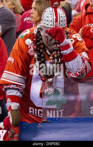 Indianapolis, IN, USA. 7. Dezember 2013. Ohio State super-Fan John Peters bekannt als Big Nut kann nur Fragen, was für die Buckeyes bei großen zehn WM-Fußballspiel zwischen den Ohio State Buckeyes und der Michigan State Spartans im Lucas Oil Stadium schiefgegangen. Michigan State Ohio State 34-24 zu schlagen und verdient eine Reise in der Rose Bowl als die großen zehn-Meister. Bildnachweis: Csm/Alamy Live-Nachrichten Stockfoto