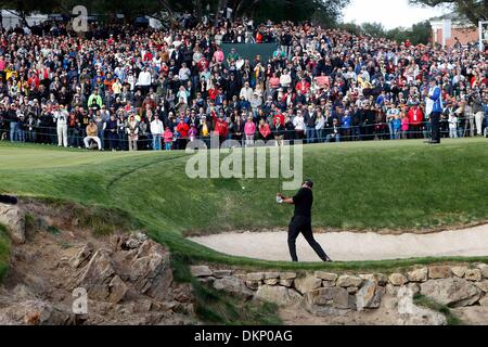 Thousand Oaks, CA, USA. 8. Dezember 2013. Tiger Woods schlägt aus dem Bunker auf dem 18. Loch während der Endrunde der nordwestlichen gegenseitige World Challenge im Sherwood Country Club in Thousand Oaks, Kalifornien. Charles Baus/CSM/Alamy Live-Nachrichten Stockfoto