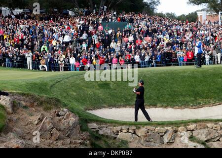 Thousand Oaks, CA, USA. 8. Dezember 2013. Tiger Woods schlägt aus dem Bunker auf dem 18. Loch während der Endrunde der nordwestlichen gegenseitige World Challenge im Sherwood Country Club in Thousand Oaks, Kalifornien. Charles Baus/CSM/Alamy Live-Nachrichten Stockfoto