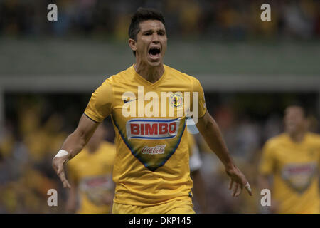 Mexico City, Mexiko. 9. Dezember 2013. Amerikas Jesus Molina (vorne) feiert Tor gegen Toluca, während das zweite Bein Halbfinalspiel der Liga MX, in Azteca-Stadion in Mexiko-Stadt, Hauptstadt von Mexiko, am 8. Dezember 2013 statt. (Xinhua/Alejadnro Ayala) (Fnc) (Py) Stockfoto
