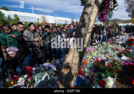 Los Angeles, USA. 8. Dezember 2013. Fans des Schauspielers Paul Walker trauern auf einer Kundgebung der Gedenkstätte und Auto cruise in Valencia, Kalifornien, USA, 8. Dezember 2013. Tausende von Fans besucht eine Gedenkstätte Rallye und Auto-Kreuzfahrt am Sonntag in der Nähe der Autounfall, Sturz, die "Fast and Furious" Star am November 30.Credit starb: Yang Lei/Xinhua/Alamy Live News Stockfoto