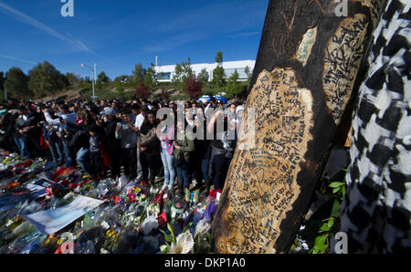 Los Angeles, USA. 8. Dezember 2013. Fans des Schauspielers Paul Walker trauern auf einer Kundgebung der Gedenkstätte und Auto cruise in Valencia, Kalifornien, USA, 8. Dezember 2013. Tausende von Fans besucht eine Gedenkstätte Rallye und Auto-Kreuzfahrt am Sonntag in der Nähe der Autounfall, Sturz, die "Fast and Furious" Star am November 30.Credit starb: Yang Lei/Xinhua/Alamy Live News Stockfoto