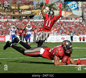 Tampa, Florida, USA. 8. Dezember 2013. Tampa Bay Buccaneers Wide Receiver VINCENT JACKSON (83) sichert einen 38-Yard-Touchdown als Wide Receiver TIQUAN UNDERWOOD (11) im ersten Quartal gegen die Buffalo Bills im Raymond James Stadium feiert. © Daniel Wallace/Tampa Bucht Times/ZUMAPRESS.com/Alamy Live-Nachrichten Stockfoto