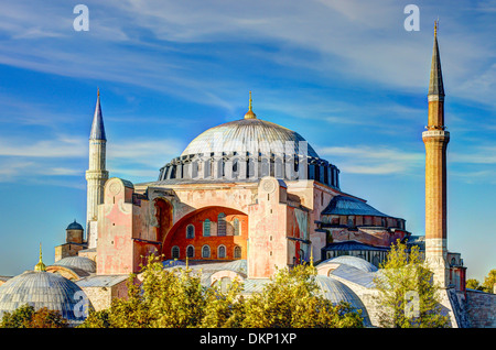 Haghia Sophia gegen einen blauen Himmel und verarbeitete in HDR. Stockfoto