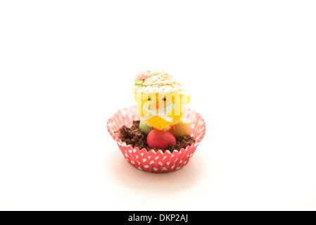 Kleine gelbe Ostern Küken Spielzeug auf ein Schokoladenei Nest sitzen Stockfoto