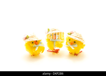 Drei kleine Ostern Küken Spielzeug stehen in einer Reihe Stockfoto