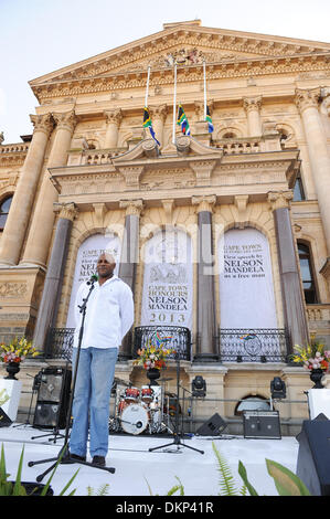 Cape Town, Südafrika. 8. Dezember 2013. CHESTER WILLIAMS, 1995 Rugby World Cup Sieger und ehemaligen Springbok befasst sich mit die Masse. Der City of Cape Town gehosteten einen interreligiöse Dienst auf der Grand Parade, wie am Tag ein nationaler Tag des Gebets und des Nachdenkens über das Leben von Nelson Mandela erklärt wurde. Besucher legte auch Blumen und Kondolenzschreiben Nachrichten auf die Barrikade errichtet, um es unterzubringen. Verschiedene religiöse Führer sprach Gebete für die verstorbenen südafrikanischen Präsidenten. Foto von Roger Sedres/ImageSA Stockfoto