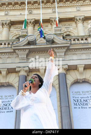 Cape Town, Südafrika. 8. Dezember 2013. Internationale Künstler VICKY SAMPSON, singt die Menge der trauernden. Der City of Cape Town gehosteten einen interreligiöse Dienst auf der Grand Parade, wie am Tag ein nationaler Tag des Gebets und des Nachdenkens über das Leben von Nelson Mandela erklärt wurde. Besucher legte auch Blumen und Kondolenzschreiben Nachrichten auf die Barrikade errichtet, um es unterzubringen. Verschiedene religiöse Führer sprach Gebete für die verstorbenen südafrikanischen Präsidenten. Foto von Roger Sedres/ImageSA Stockfoto