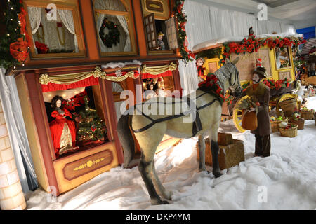 (131208)--VANCOUVER, 8. Dezember 2013 (Xinhua)--Foto aufgenommen am 8. Dezember 2013 zeigt Weihnachts-Fenster aus historischen Woodward Kaufhaus Gebäude mit Weihnachtsszenen mit animierten Figuren und aufwendigen Dekor in Vancouver, Kanada. (Xinhua/Sergei Bachlakov) (Lyx) Stockfoto