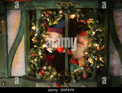 (131208)--VANCOUVER, 8. Dezember 2013 (Xinhua)--Foto aufgenommen am 8. Dezember 2013 zeigt Weihnachts-Fenster aus historischen Woodward Kaufhaus Gebäude mit Weihnachtsszenen mit animierten Figuren und aufwendigen Dekor in Vancouver, Kanada. (Xinhua/Sergei Bachlakov) (Lyx) Stockfoto