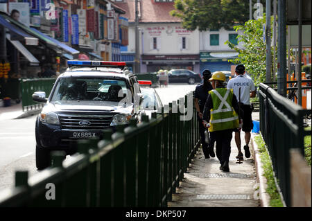 Singapur, Singapur. 9. Dezember 2013. Polizisten patrouillieren bei Race Course Rd in Little India, Singapur, 9. Dezember 2013. Little India, einem ethnischen Viertel in südlichen Singapur bekannt für seine indischen Kultur wurde wieder normal am Montag nach einem Aufstand mit Hunderten von Gastarbeitern brach am Sonntagabend. Bildnachweis: Dann Chih Wey/Xinhua/Alamy Live News Stockfoto