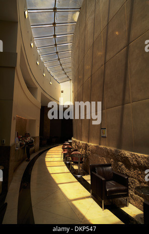 Oberlicht erhellt den Durchgang in die US-Fluggesellschaft-Admiral Club im Flughafen Dallas Fort Worth, Texas, USA Stockfoto