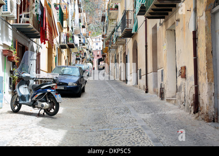 Straße in der Altstadt, Cefalu, Sizilien, Italien Stockfoto