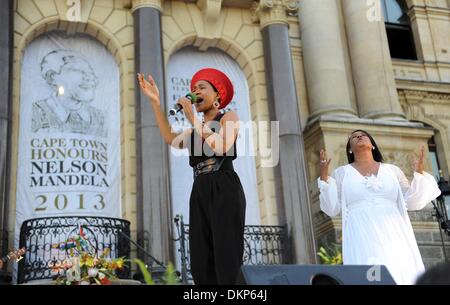 Cape Town, Südafrika. 8. Dezember 2013. Bulelwa Basse und Vicky Sampson bei einem Gebetsgottesdienst für ehemalige Präsident Nelson Mandela am 8. Dezember 2013 in Cape Town, Südafrika. Welt-Symbol, Nelson Mandela starb ruhig am Abend des 5. Dezember 2013 in seinem Haus in Houghton mit Familie. Auf der ganzen Welt haben Menschen versammelt, die Trauer über des Verlust von Tata Madiba. Bildnachweis: Leanne Stander/Foto24 Gallo Images/Alamy Live-Nachrichten Stockfoto