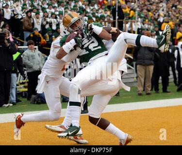 Waco, Texas, USA. 8. Dezember 2013. 7. Dezember 2013 Halbzeit. Von der Baylor Bears Levi Norwood #42 macht einen schönen Fang aber nur außerhalb der Grenzen gegen die Texas Longhorns im Floyd Casey Stadium in Waco Texas kommt. Baylor und Texas sind Krawatte bei 3-3 bei der Hälfte. © Csm/Alamy Live-Nachrichten Stockfoto