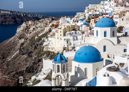 Santorin, Griechenland, mit seinen bezaubernden Kirchen mit blauen Kuppeln. Stockfoto