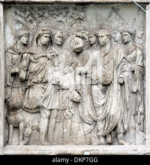 Bas-Relief auf Trajansbogen, Benevento, Kampanien, Italien Stockfoto