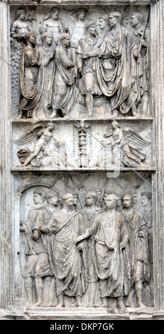 Bas-Relief auf Trajansbogen, Benevento, Kampanien, Italien Stockfoto