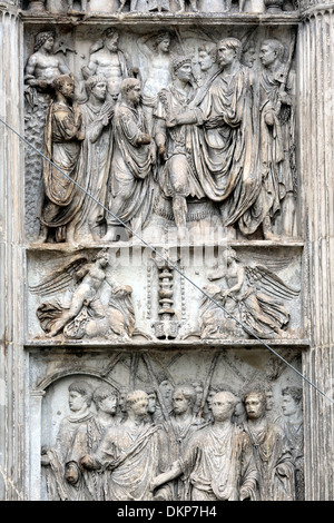 Bas-Relief auf Trajansbogen, Benevento, Kampanien, Italien Stockfoto