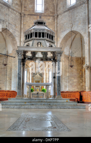 Mittelalterliche Haube, Kathedrale von Santa Maria Maggiore, Barletta, Apulien, Italien Stockfoto