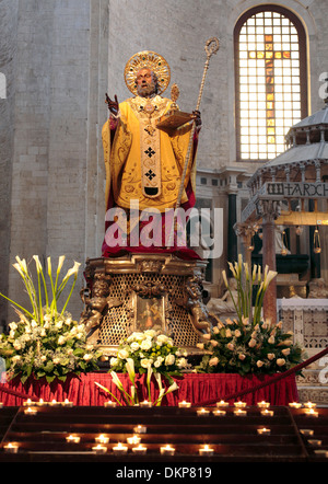 Statue von St. Nikolaus, Basilika des Heiligen Nikolaus (Basilica di San Nicola), Bari, Apulien, Italien Stockfoto