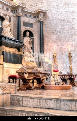 Cathedra von Bischof Elias, Basilika des Heiligen Nikolaus (Basilica di San Nicola), Bari, Apulien, Italien Stockfoto