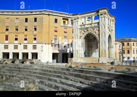 Römisches Theater und INA Building, St. Oronzo Platz, Lecce, Apulien, Italien Stockfoto