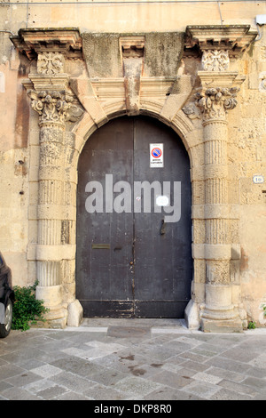 Barocke Tür in Altstadt, Lecce, Apulien, Italien Stockfoto