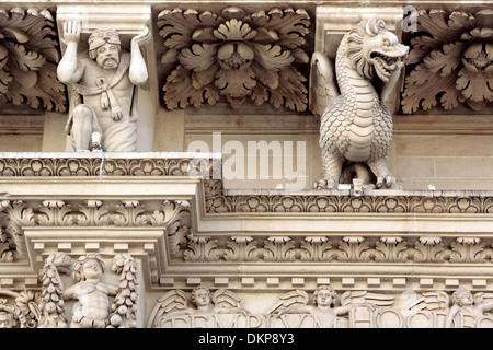 Skulptur der Fassade der Kirche des Heiligen Kreuzes (Chiesa di Santa Croce), Lecce, Apulien, Italien Stockfoto