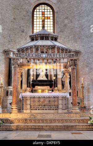 Mittelalterliche Haube, Basilika des Heiligen Nikolaus (Basilica di San Nicola), Bari, Apulien, Italien Stockfoto