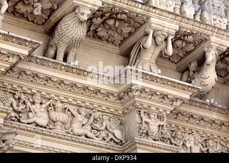 Skulptur der Fassade der Kirche des Heiligen Kreuzes (Chiesa di Santa Croce), Lecce, Apulien, Italien Stockfoto