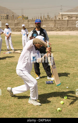 16. Juni 2009 sind Kinder - Kabul, Afghanistan - Cricket in Kabul, Afghanistan spielen beigebracht. (Bild Kredit: Theodore Liasi/ZUMAPRESS.com ©) Stockfoto