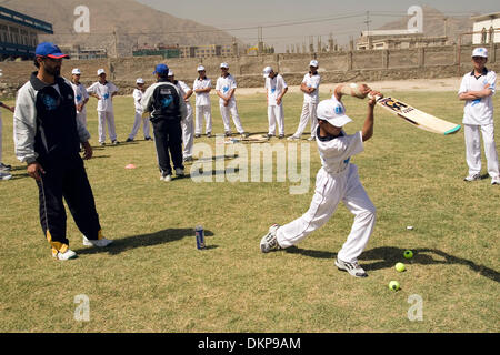 16. Juni 2009 sind Kinder - Kabul, Afghanistan - Cricket in Kabul, Afghanistan spielen beigebracht. (Bild Kredit: Theodore Liasi/ZUMAPRESS.com ©) Stockfoto