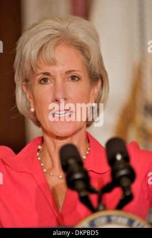 10. Juli 2009 - Washington, DC, USA - 10. Juli 2009: Human Services Secretary Kathleen Sebelius während einer Mittelschicht Task Force Roundtable-Diskussion mit kleinen Unternehmer und Mitarbeiter auf steigende Kosten mit Vizepräsident Biden bei der Eisenhower Executive Office Building in Washington D.C. (Credit-Bild: © Southcreek Global/ZUMApress.com) Stockfoto