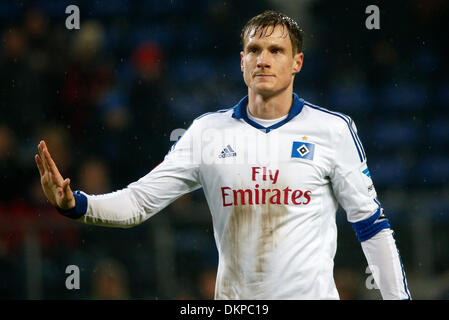 Hamburg, Deutschland. 7. Dezember 2013. Hamburgs Marcell Jansen verlässt das Spielfeld nach die Bundesliga-Fußball-Spiel zwischen dem Hamburger SV und FC Augsburg in der Imtech Arena in Hamburg, Deutschland, 7. Dezember 2013. Foto: AXEL HEIMKEN/Dpa/Alamy Live News Stockfoto