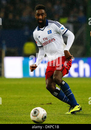 Hamburg, Deutschland. 7. Dezember 2013. Hamburgs Johan Djourou in Aktion während der Fußball-Bundesliga-match zwischen Hamburger SV und FC Augsburg in der Imtech Arena in Hamburg, Deutschland, 7. Dezember 2013. Foto: AXEL HEIMKEN/Dpa/Alamy Live News Stockfoto