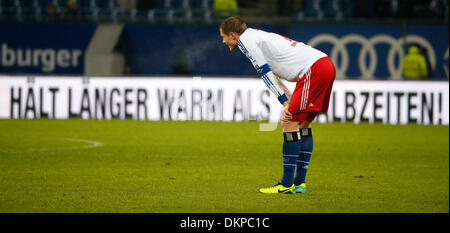 Hamburg, Deutschland. 7. Dezember 2013. Hamburgs Marcell Jansen steht auf dem Spielfeld, nachdem die Bundesliga Fußballspiel zwischen dem Hamburger SV und FC Augsburg in der Imtech Arena in Hamburg, Deutschland, 7. Dezember 2013. Foto: AXEL HEIMKEN/Dpa/Alamy Live News Stockfoto