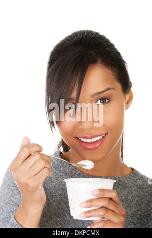 Junge schöne Frau Essen Joghurt als gesundes Frühstück oder als Snack. Isoliert auf weiss Stockfoto