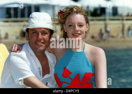 BRIAN CONLEY & KELLY HARRISON. & SCHAUSPIELER. CANNES, FRANKREICH, EUROPE.13/05/2001.BH59E8C. Stockfoto