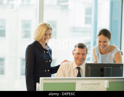 Geschäftsleute im Gespräch im Büro Stockfoto
