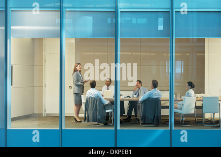 Business-Leute, die reden im Konferenzraum Stockfoto