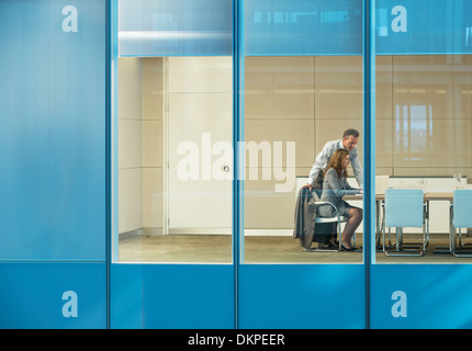 Business-Leute, die reden im Konferenzraum Stockfoto