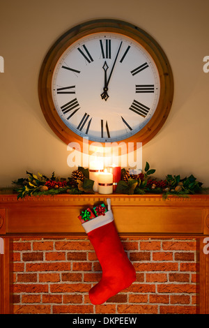 Es ist kurz nach Mitternacht am Heiligabend / Tag und Santa hat gewesen, Geschenke sind in den Strumpf über dem Kamin hängen Stockfoto