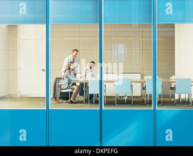 Business-Leute, die reden im Konferenzraum Stockfoto