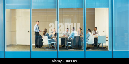 Business-Leute, die reden im Konferenzraum Stockfoto