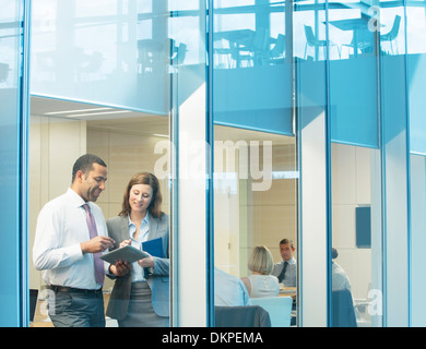 Business-Leute, die reden im Konferenzraum Stockfoto