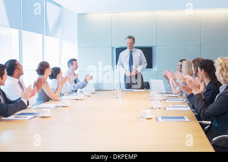 Business-Leute applaudieren Kollegen treffen Stockfoto