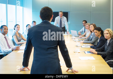 Business-Leute reden in treffen Stockfoto